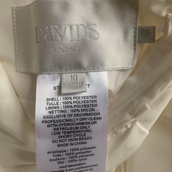 WEDDING DRESS, VIEL AND JEWELED BAND INCLUDED. - Picture 3 of 16